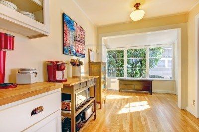 13163605-cocina-amarillo-brillante-con-grandes-ventanas-y-un-banco