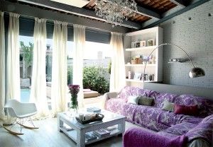 el-amplio-salon-recibe-luz-desde-la-terraza.-en-el-las-paredes-el-techo-y-el-suelo-de-madera-son