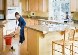 woman_cleaning_kitchen