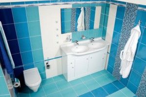 Cuarto-de-baño-blanco-y-azul