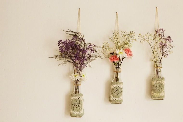 Tarros colgados pared contienen flores silvestres 7