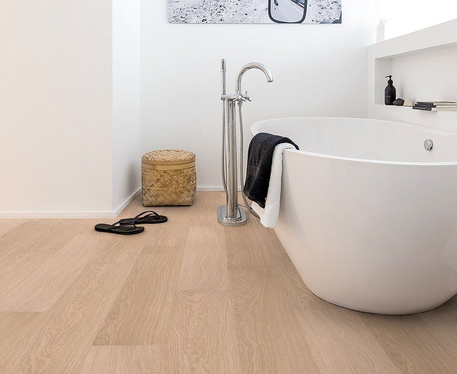 suelo laminado en el cuarto de baño